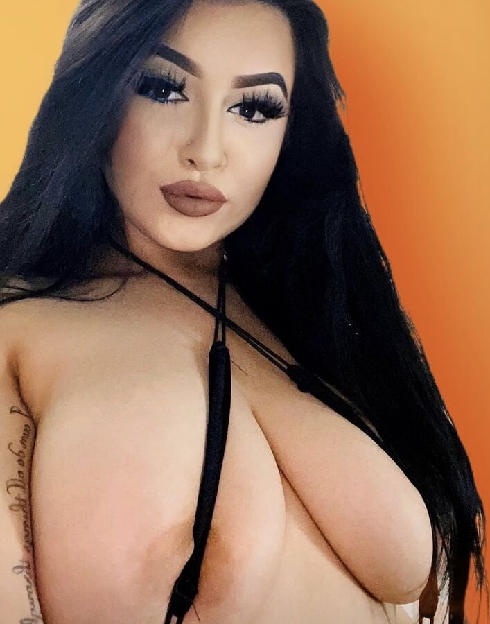 Tabbyanne Sexy Leeds slut showing big tits pussy public