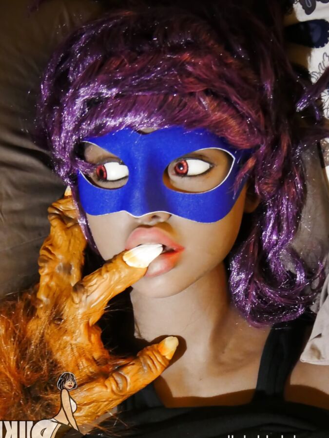 DUkes Dolls: Superheroine Captured