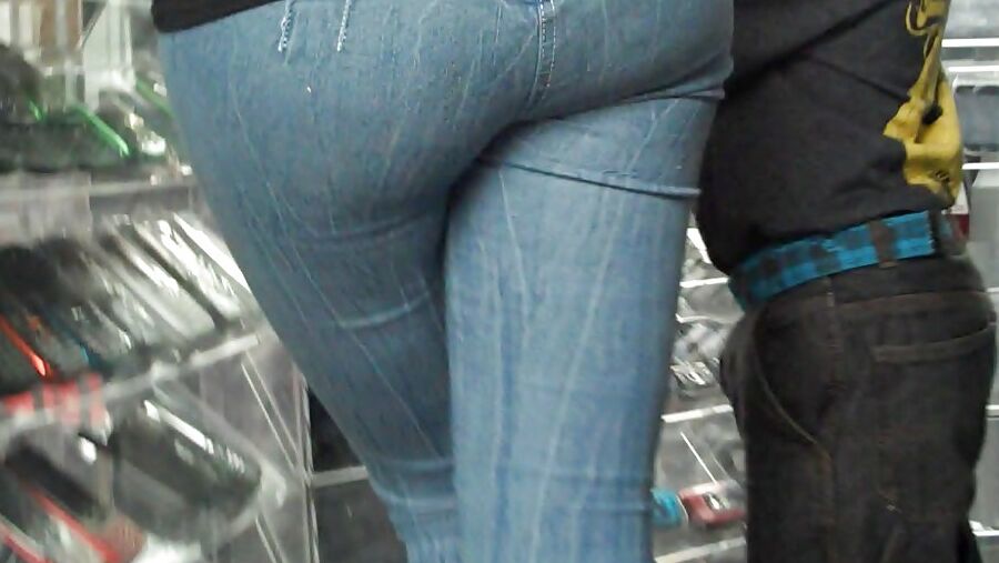 I like looking at her ass phat