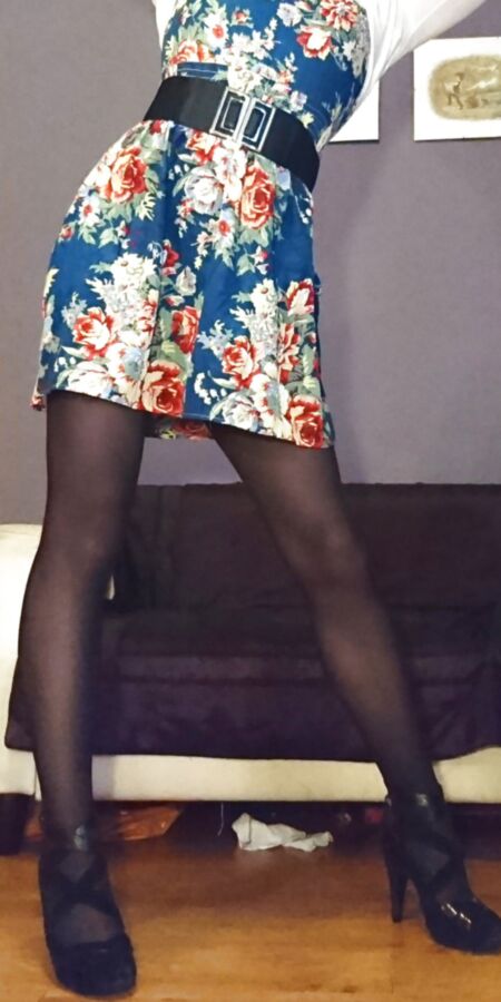 Marie crossdresser en collants opaques et robe fleurie