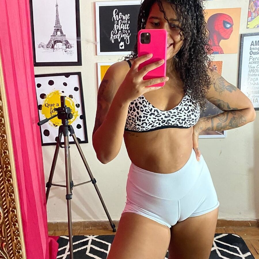 Camila mineira Casada safada exibindo seus Nudes