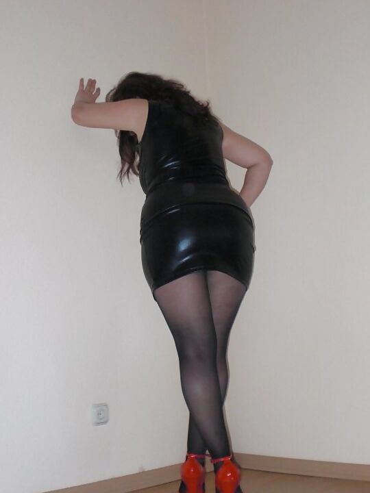 Marie crossdresser en collants opaques et robe fleurie