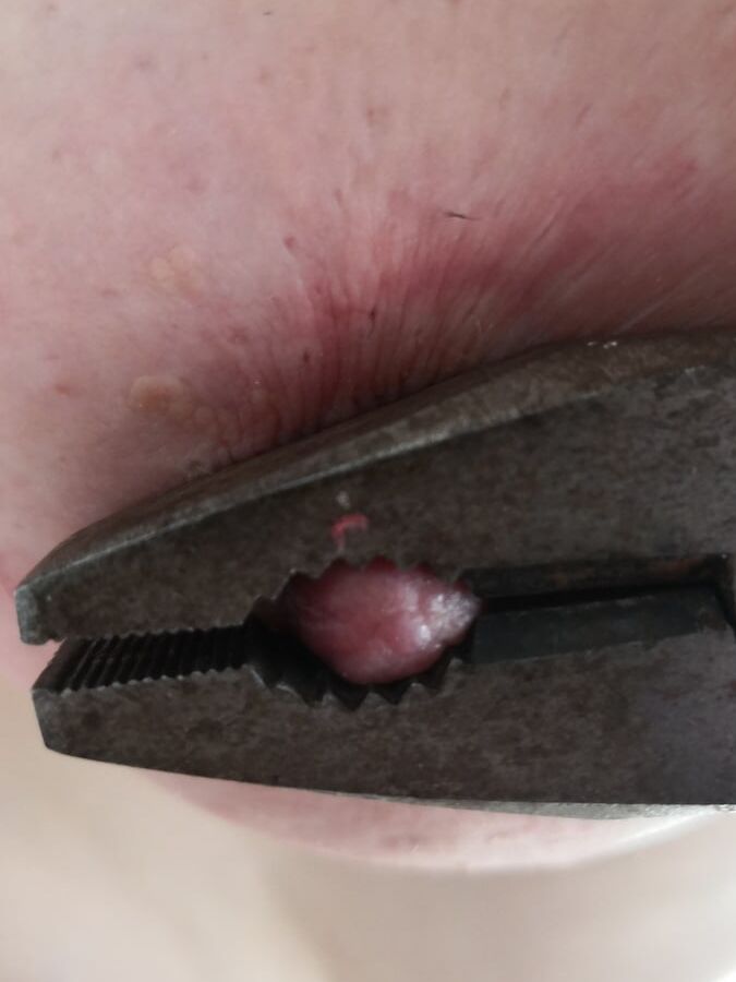 Tongs on her nipples