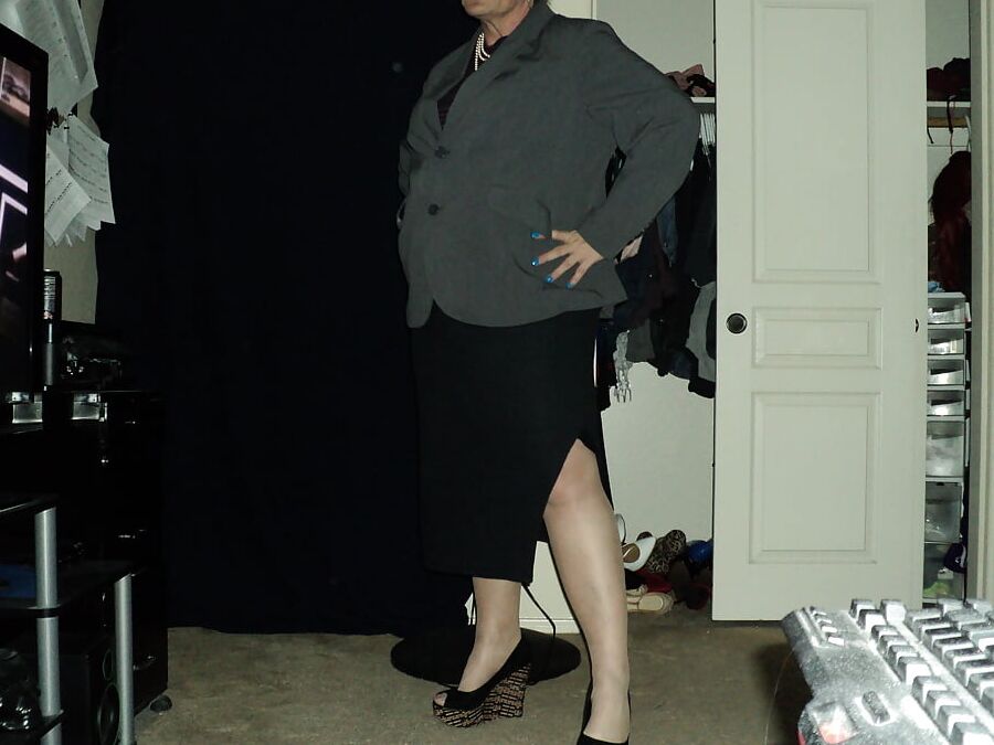 full fashioned stockings and outfits Cross-dresser feet