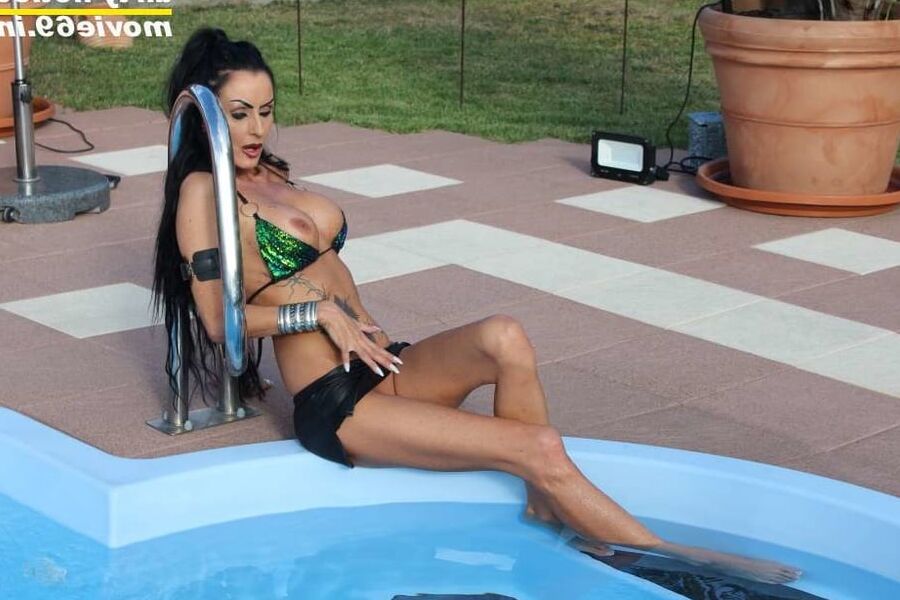 Photoshooting with fetish girl Sidney Dark at a pool
