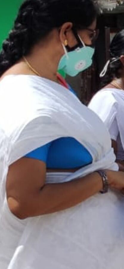 Side boobs in saree