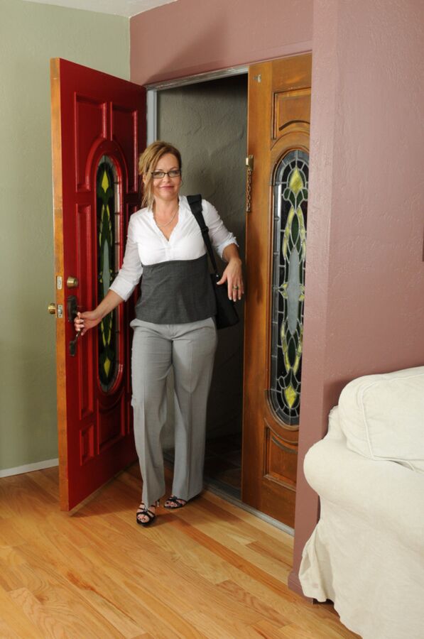 year old US milf Kelly from OlderWomanFun