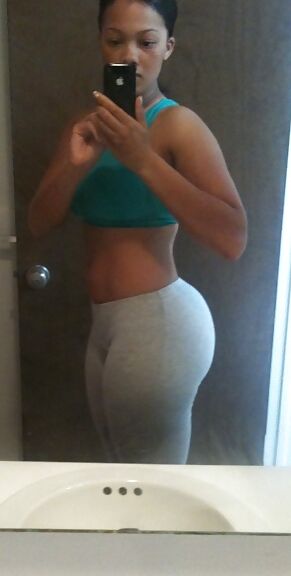 Lexiee in tic leggings
