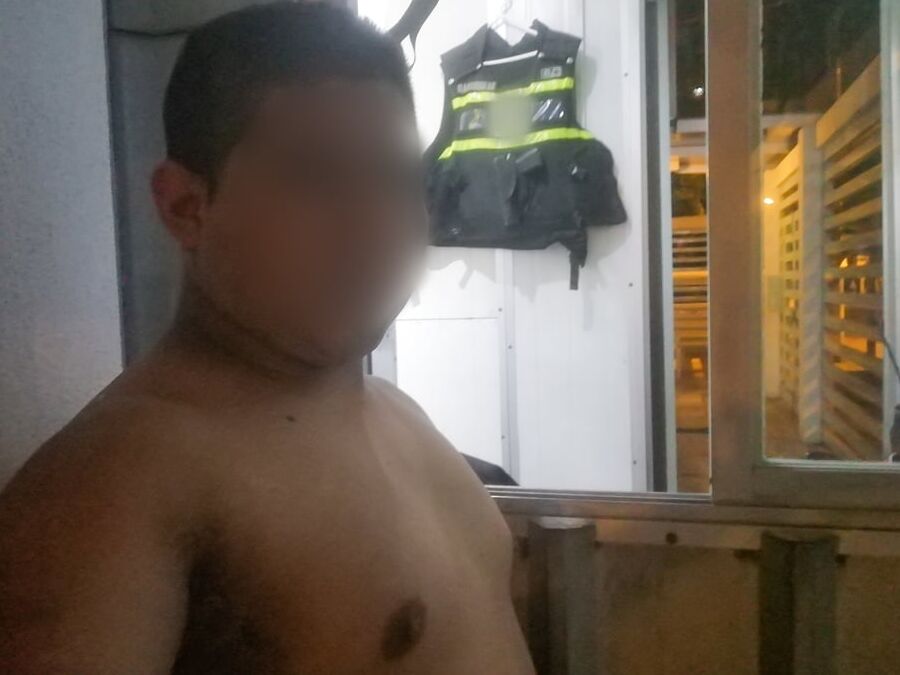Yop Sin Camiseta en el Pasillo del Trabajo - I