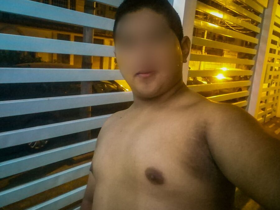 Yop Sin Camiseta en el Pasillo del Trabajo - I