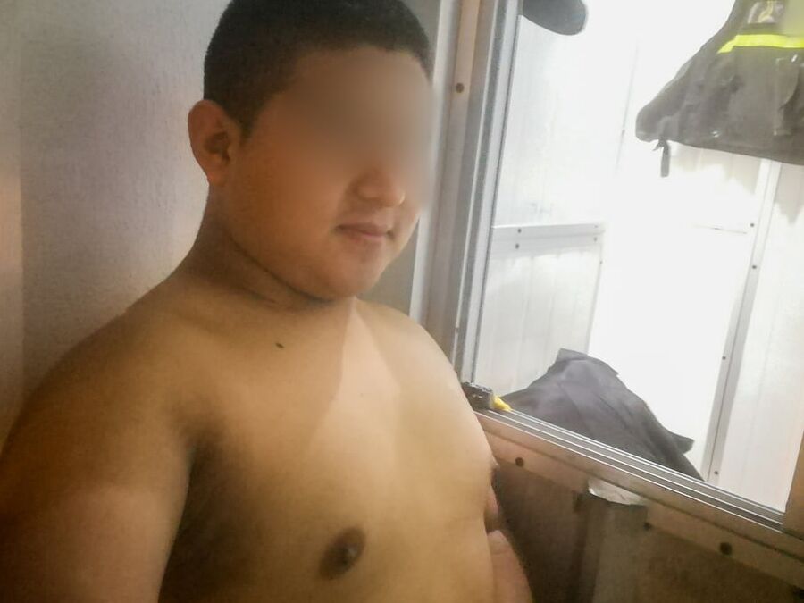 Yop Sin Camiseta en el Pasillo del Trabajo - I