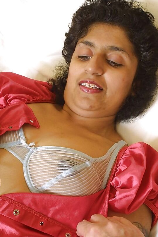 British milf Serena from OlderWomanFun