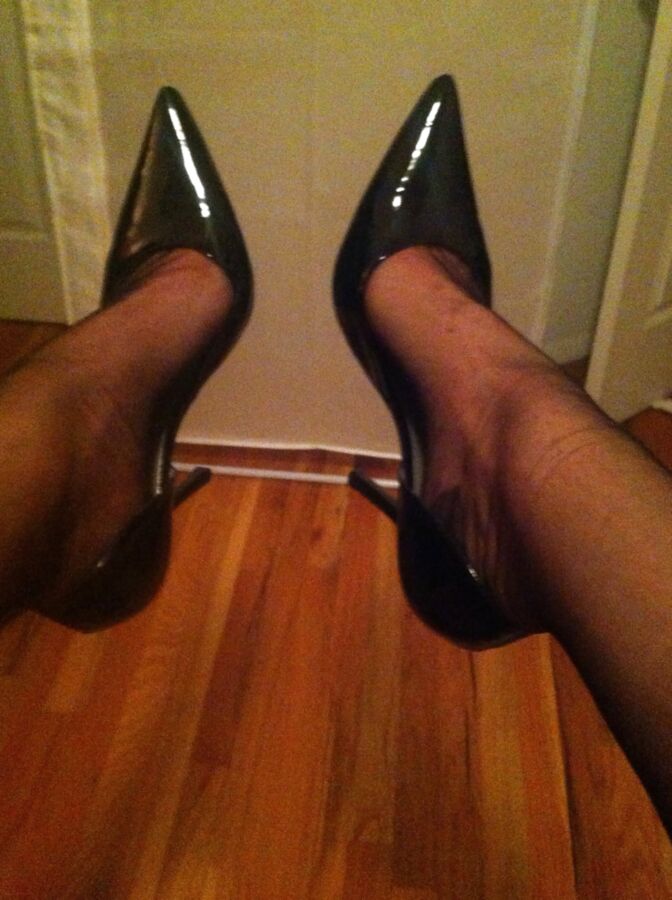 Black RHT stockings, black pumps