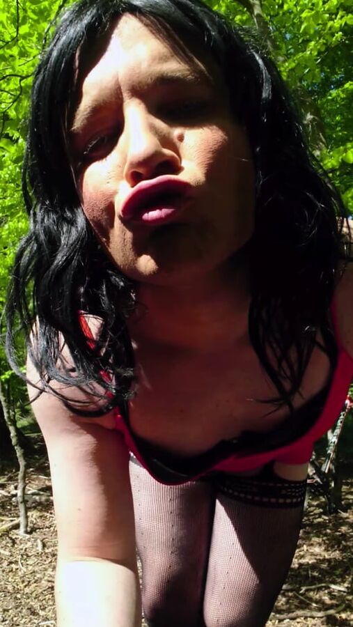 Sissy MelanieBee&;s outdoor activities .