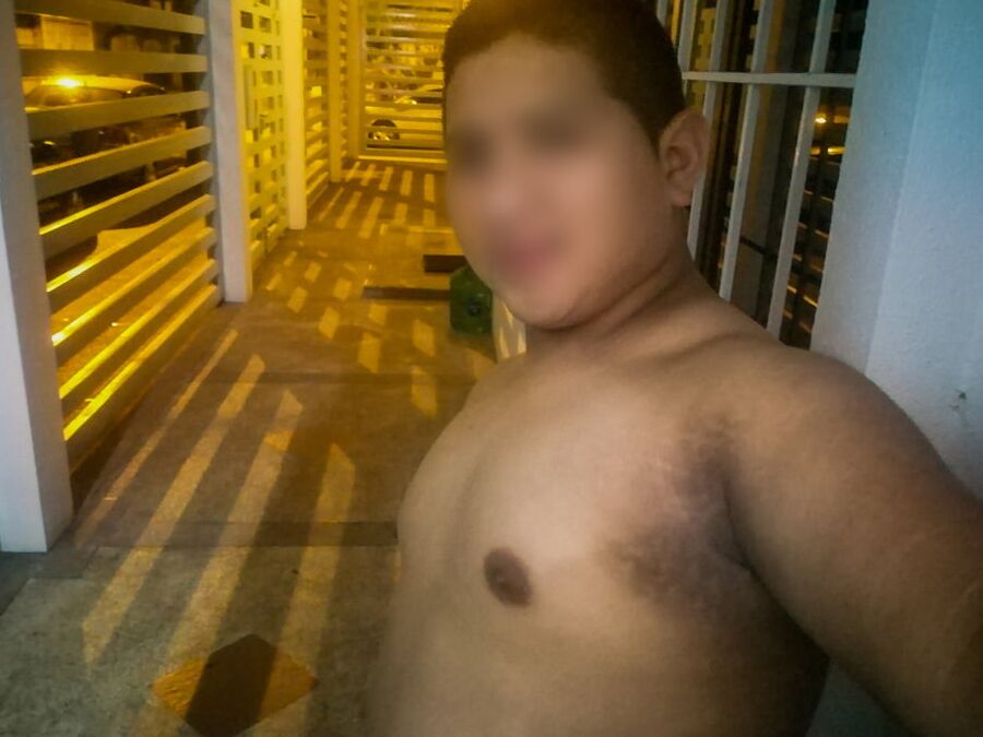 Yop Sin Camiseta en el Pasillo del Trabajo - I