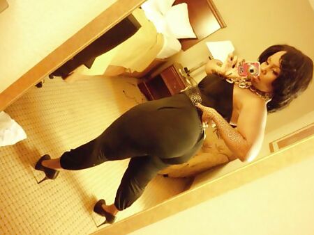 Lexiee in tic leggings