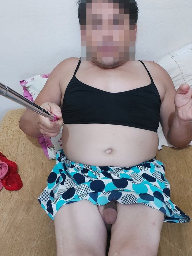 I&;m posing in my mini skirt