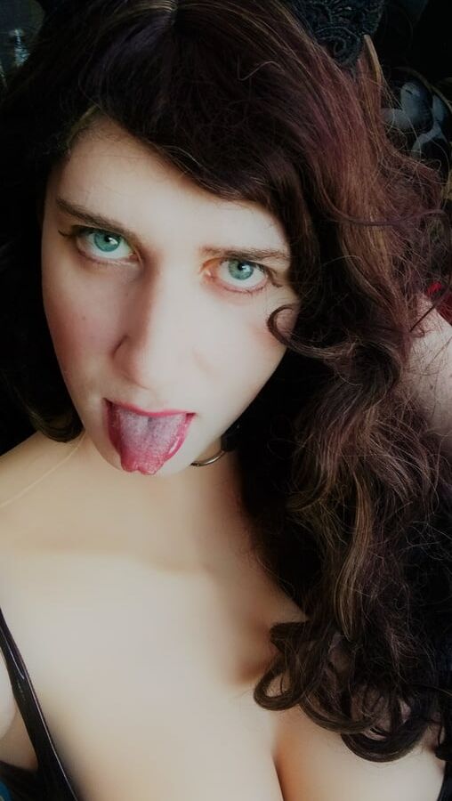 Annarios: Cock oriented bitch