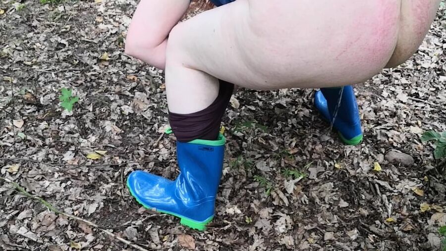 Peeing in rubber boots