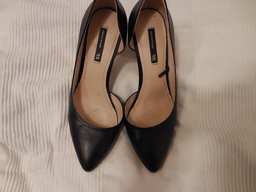 Black RHT stockings, black pumps