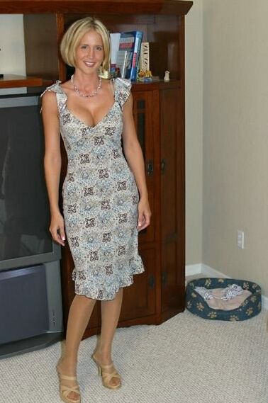 MY WIFE AND HIS HUGE DILDO - MI ESPOSA Y SU CONSOLADOR