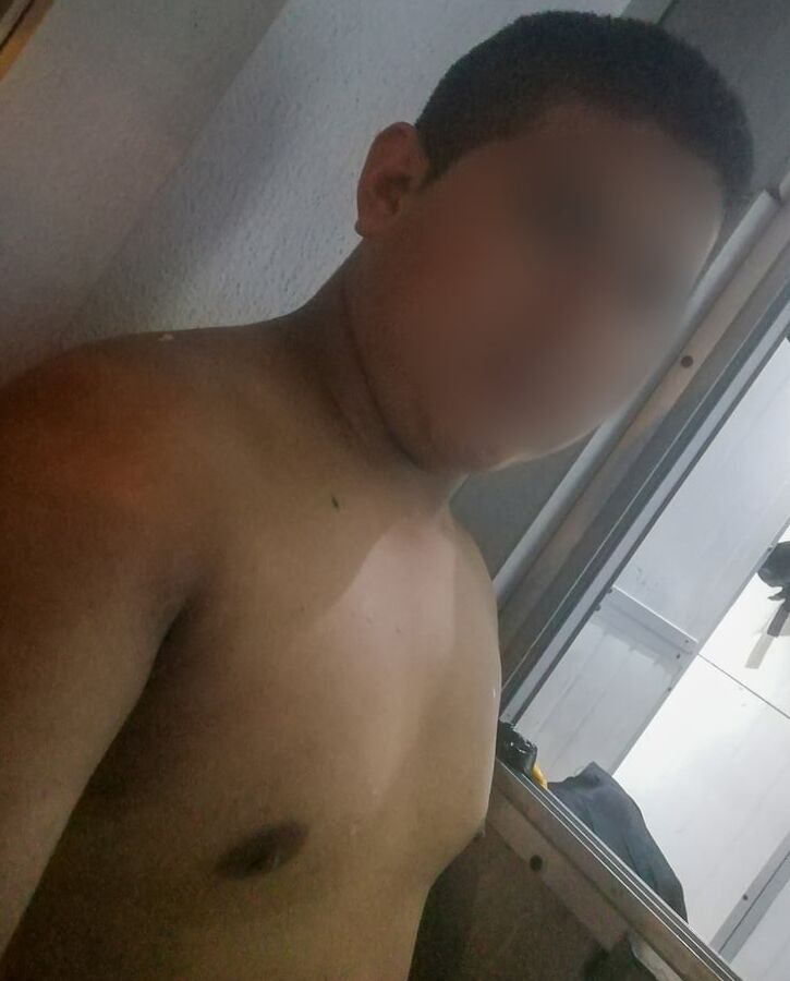 Yop Sin Camiseta en el Pasillo del Trabajo - I