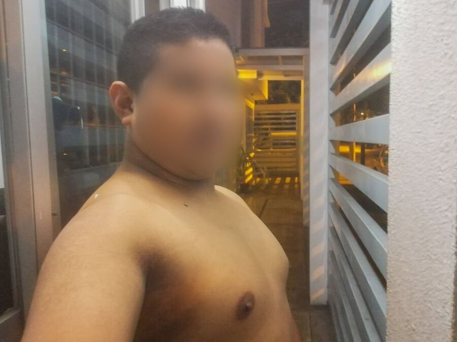 Yop Sin Camiseta en el Pasillo del Trabajo - I