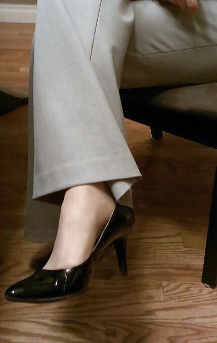 Black RHT stockings, black pumps
