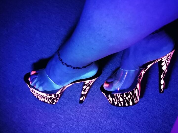 Sexy CD Feet On High Heels Posing In Neon Light