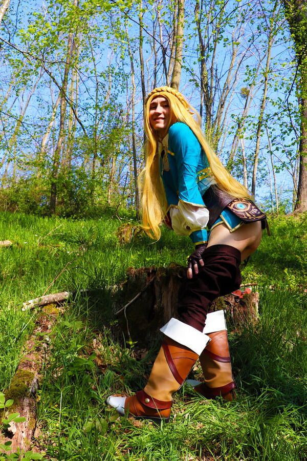 crossdress cosplay Zelda exploration