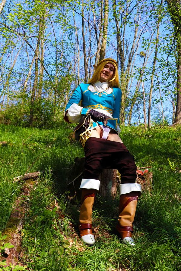 crossdress cosplay Zelda exploration