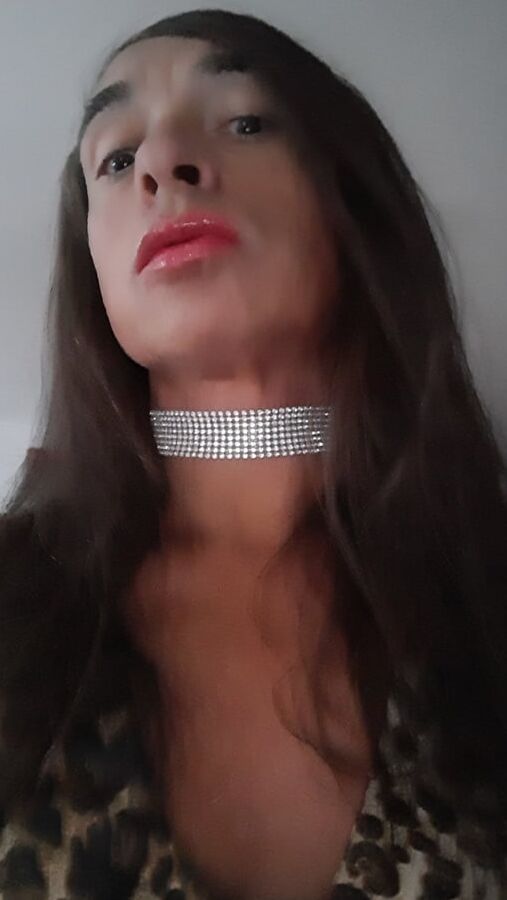 Sissy Tygra in leopard dress on octobre.