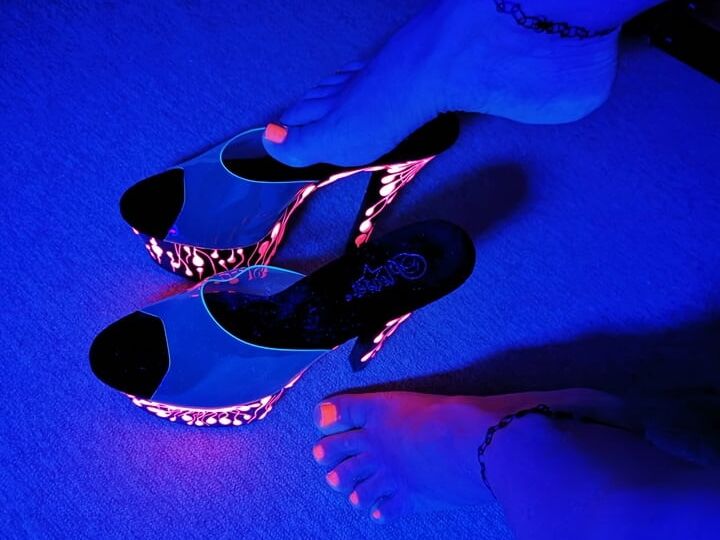 Sexy CD Feet On High Heels Posing In Neon Light