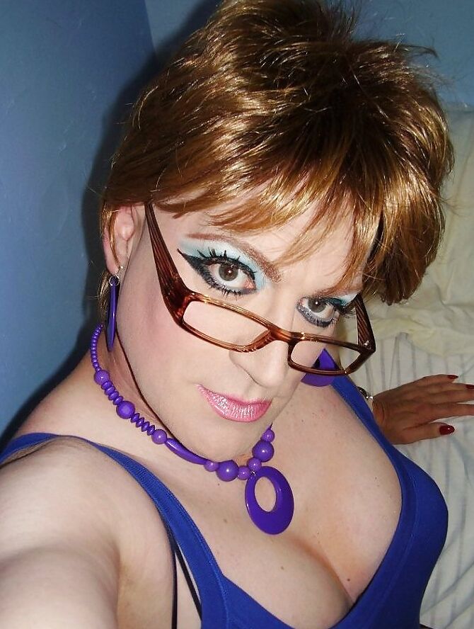 blue lace top brunnete hair