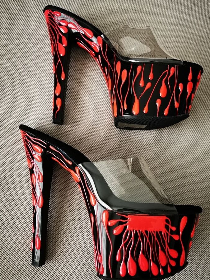Sexy CD Feet On High Heels Posing In Neon Light