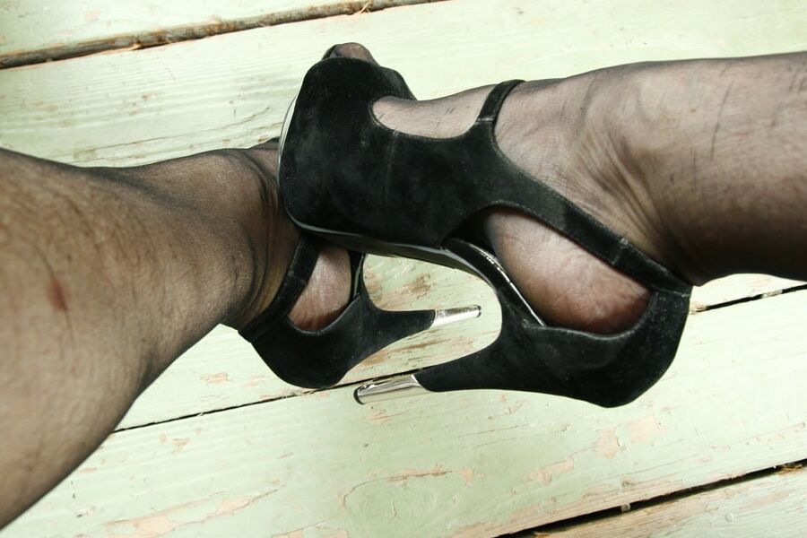 black sandals with thin and airy heels