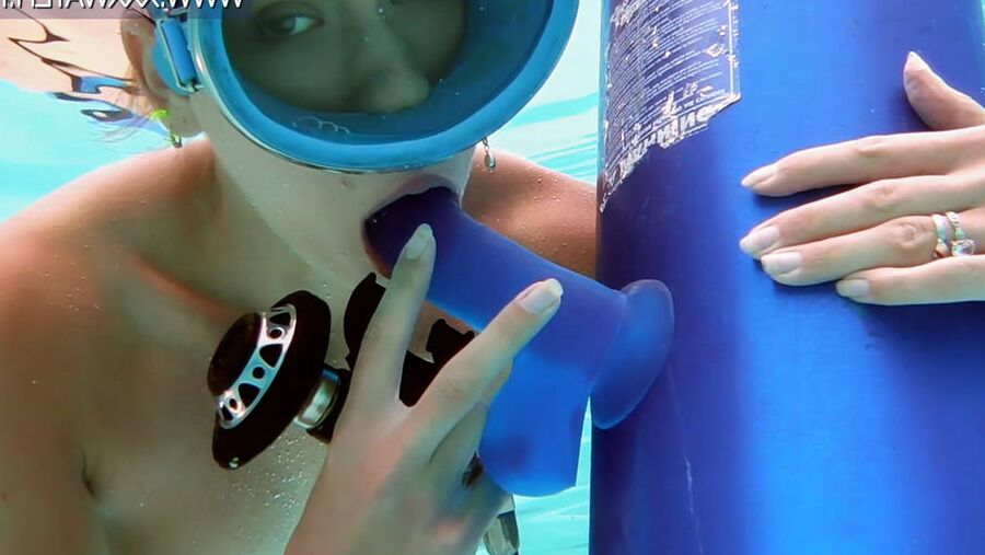 Minnie Manga Blue Dildo UnderWaterShow
