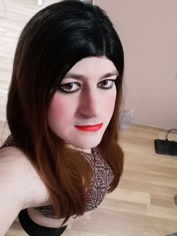 Brunette Niki