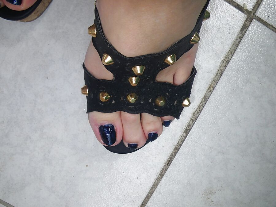 Nice nail color ...
