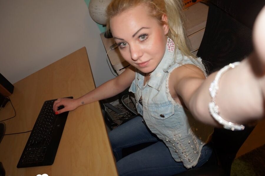 Girlfriend takes a couple of nudes during lockdown