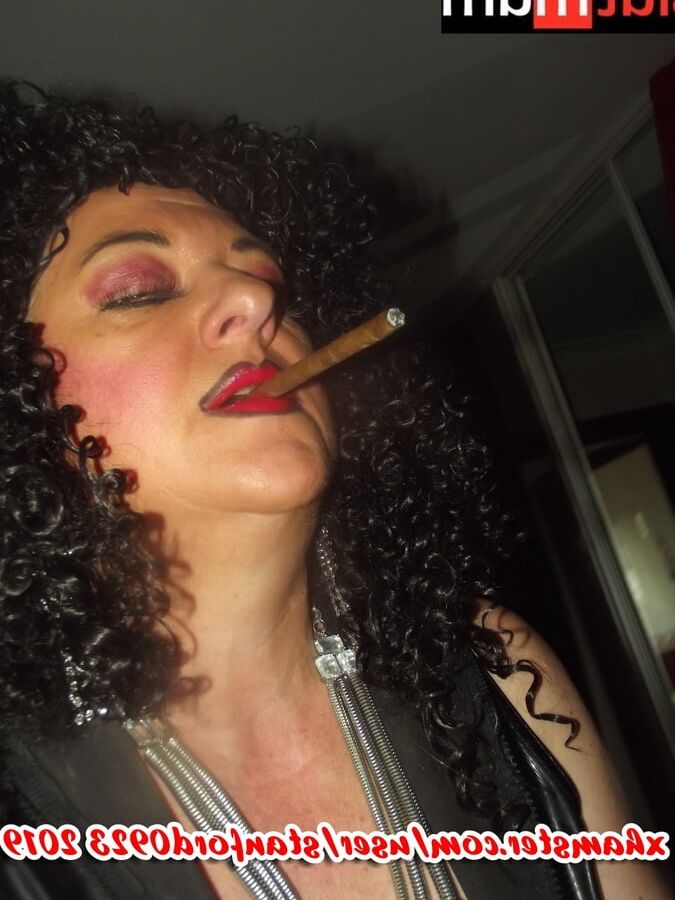 SLUT MOM DOES HERE JOB