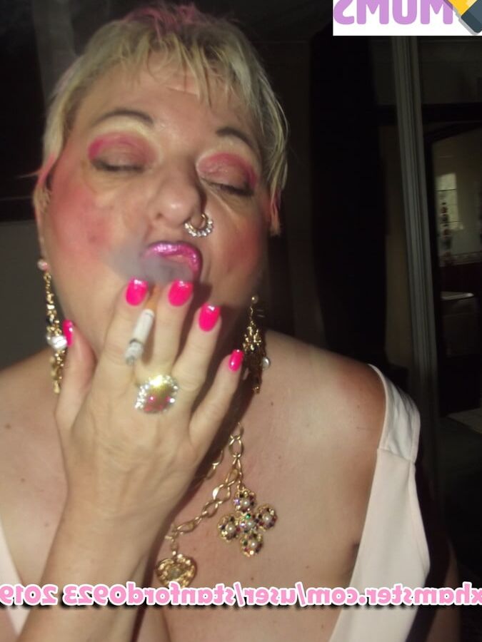 SLUT MOM GIVES BLOWJOB