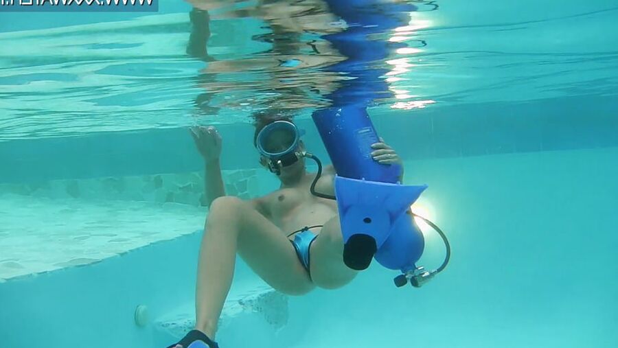 Minnie Manga Blue Dildo UnderWaterShow