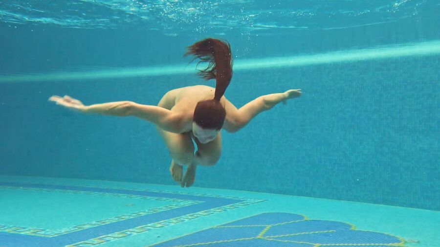 Sazan Cheharda UnderWaterShow Sexy Stripping