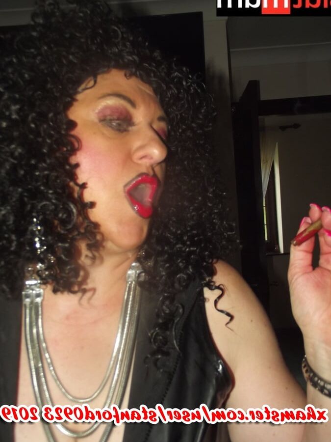 SLUT MOM DOES HERE JOB