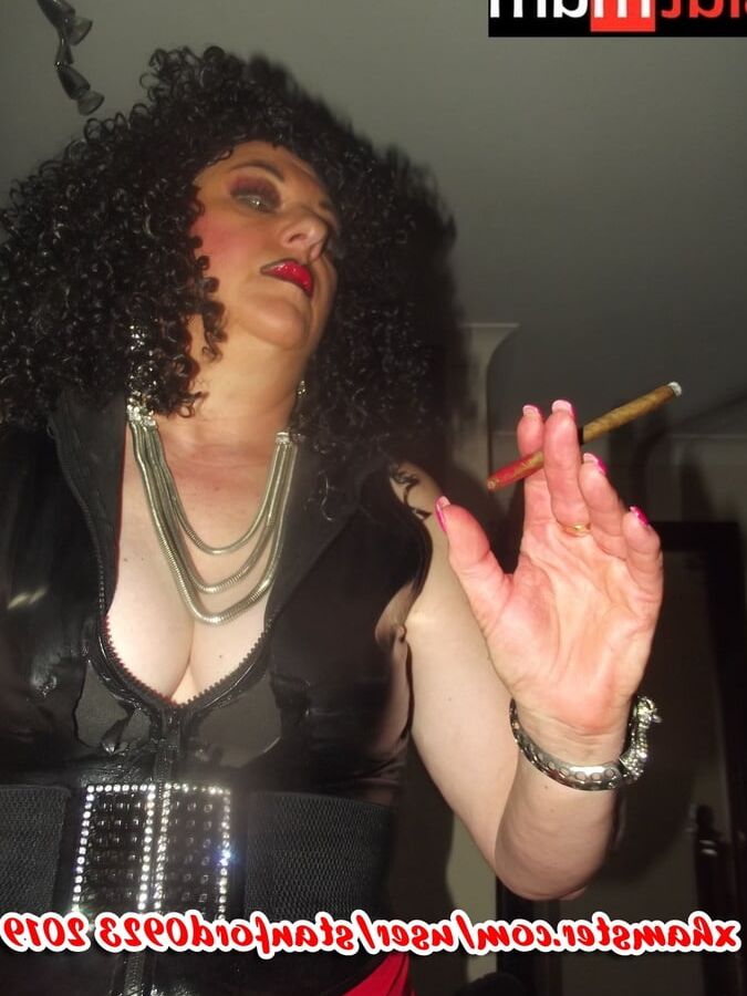 SLUT MOM DOES HERE JOB