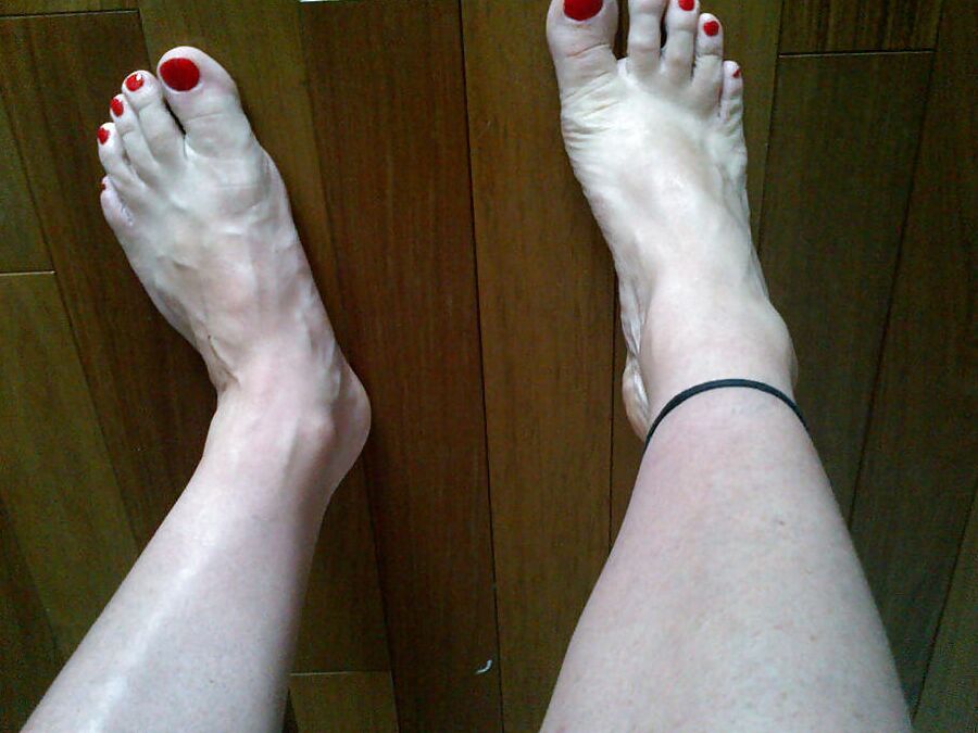 Nice nail color ...