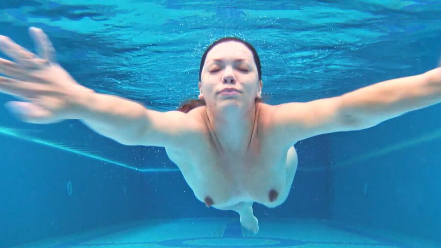 Sazan Cheharda UnderWaterShow Sexy Stripping