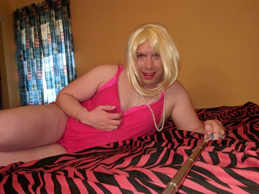 BBC Addicted Sissy Shows Ass and Poses