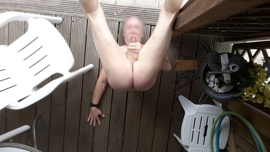 public outdoor exhibitionist solowank jerking session